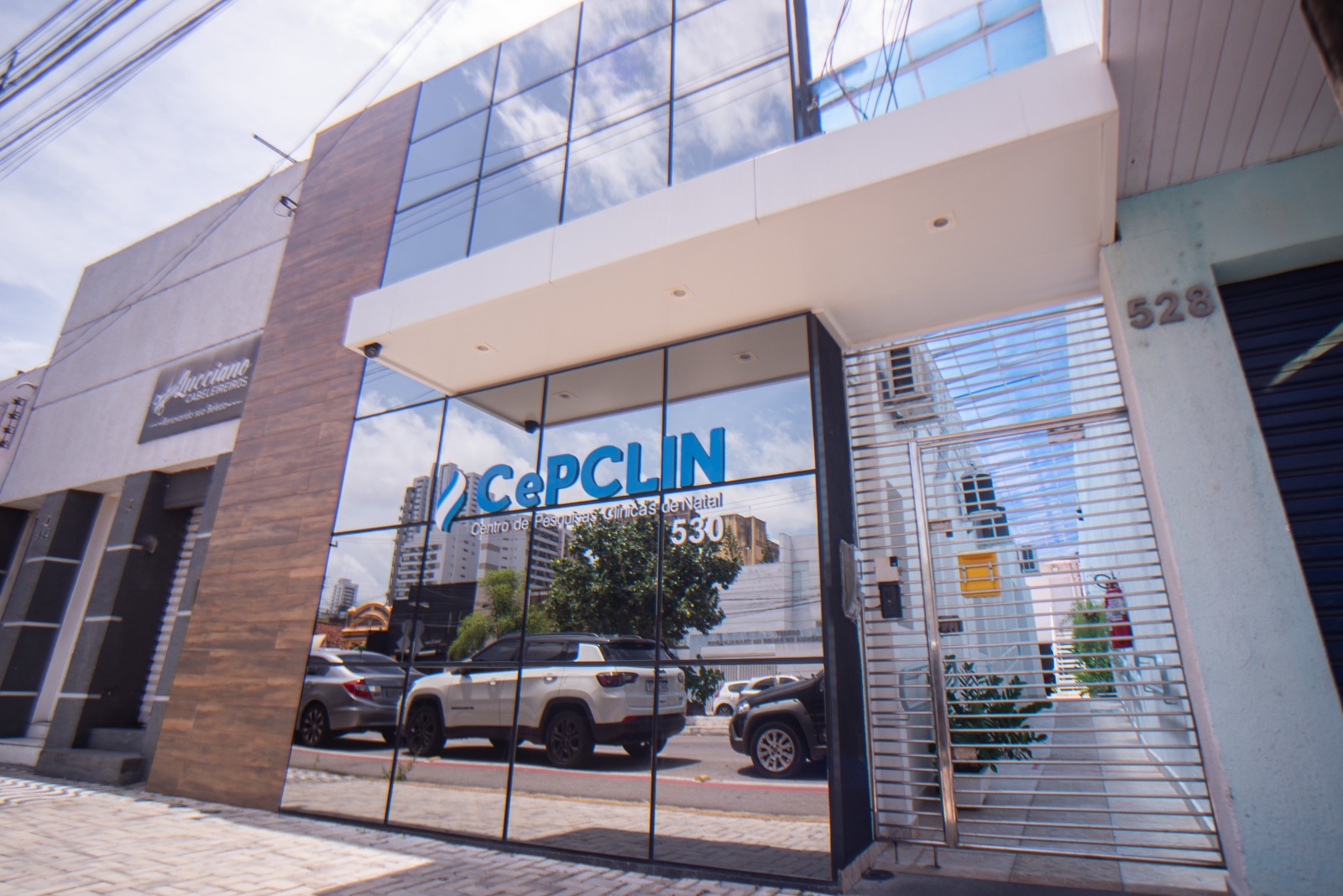 Equipe médica analisando dados